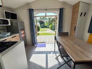 Fridge, microwave, stovetop