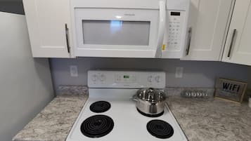 Kühlschrank, Mikrowelle, Ofen, Wasserkocher mit Kaffee-/Teezubehör