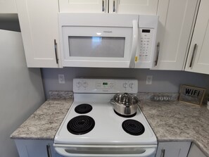 Een koelkast, een microgolfoven, een oven
