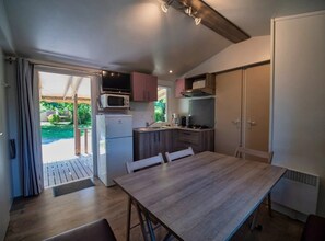 Køleskab, mikrobølgeovn, kogeplade, brødrister