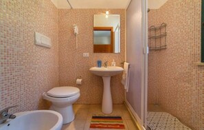 Bathroom - ZEcamping 3* pataugeoire bien-être locatif TV BBQ clim 30m2 4 pers (Marsala)