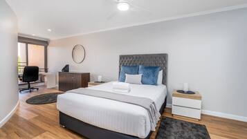 2 habitaciones, escritorio, tabla de planchar con plancha y wifi