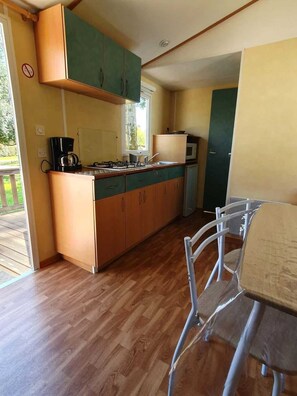 Refrigerador, microondas y parrilla de estufa
