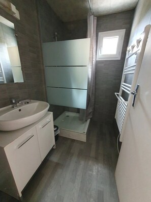 Bathroom - ZEcamping 3 étoiles piscine chauffée pet friendly locatif TV LV BBQ (Le Change)