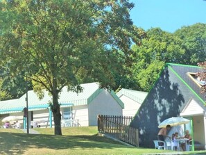 Outdoor dining - Camping 3 étoiles - Piscine - eehaeg (Merdrignac)