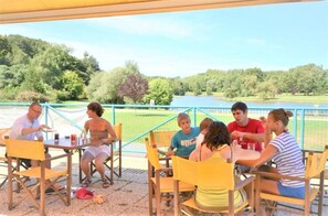 Outdoor dining - Camping 3 étoiles - Piscine  - eehaei (Merdrignac)