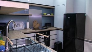 Geladeira, micro-ondas, fogão, cooktop