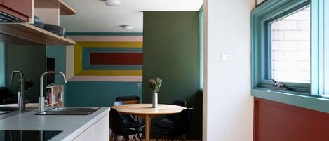 Frigorifero, microonde, forno, piano cottura