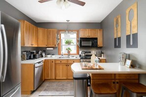 Kjøleskap, mikrobølgeovn, ovn og kokeplater