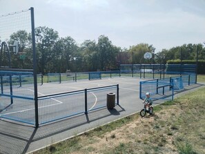 Sports court - ZEcamping 3* parc aquatique toboggans pet friendly locatif TV 32m2 (Soturac)