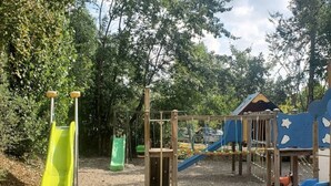 Ein Spielplatz mit Rutschen und Klettergerüsten.