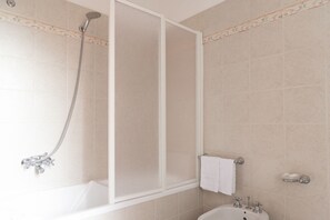 Haartrockner, Bidet, Handtücher, Seife
