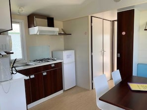 Kühlschrank, Mikrowelle, Herdplatte