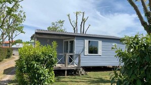 Une maison mobile avec une véranda et une fenêtre.