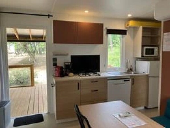 Réfrigérateur, four à micro-ondes, surface de cuisson, lave-vaisselle