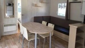 Uma cozinha compacta com área de refeições, um banco embutido e uma janela que proporciona luz natural.