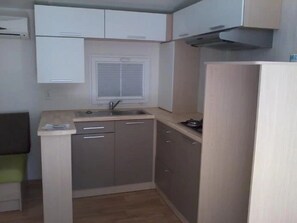 Jääkaappi, mikroaaltouuni, liesi