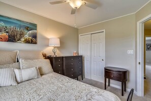 A bedroom with a bed, dresser, nightstand, and a ceiling fan. - Townhome with community pool, tennis court, and only 2 miles from Bethany Beach! (Frankford)