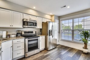 Coffee/tea maker, fridge, microwave, oven - Townhome with community pool, tennis court, and only 2 miles from Bethany Beach! (Frankford)