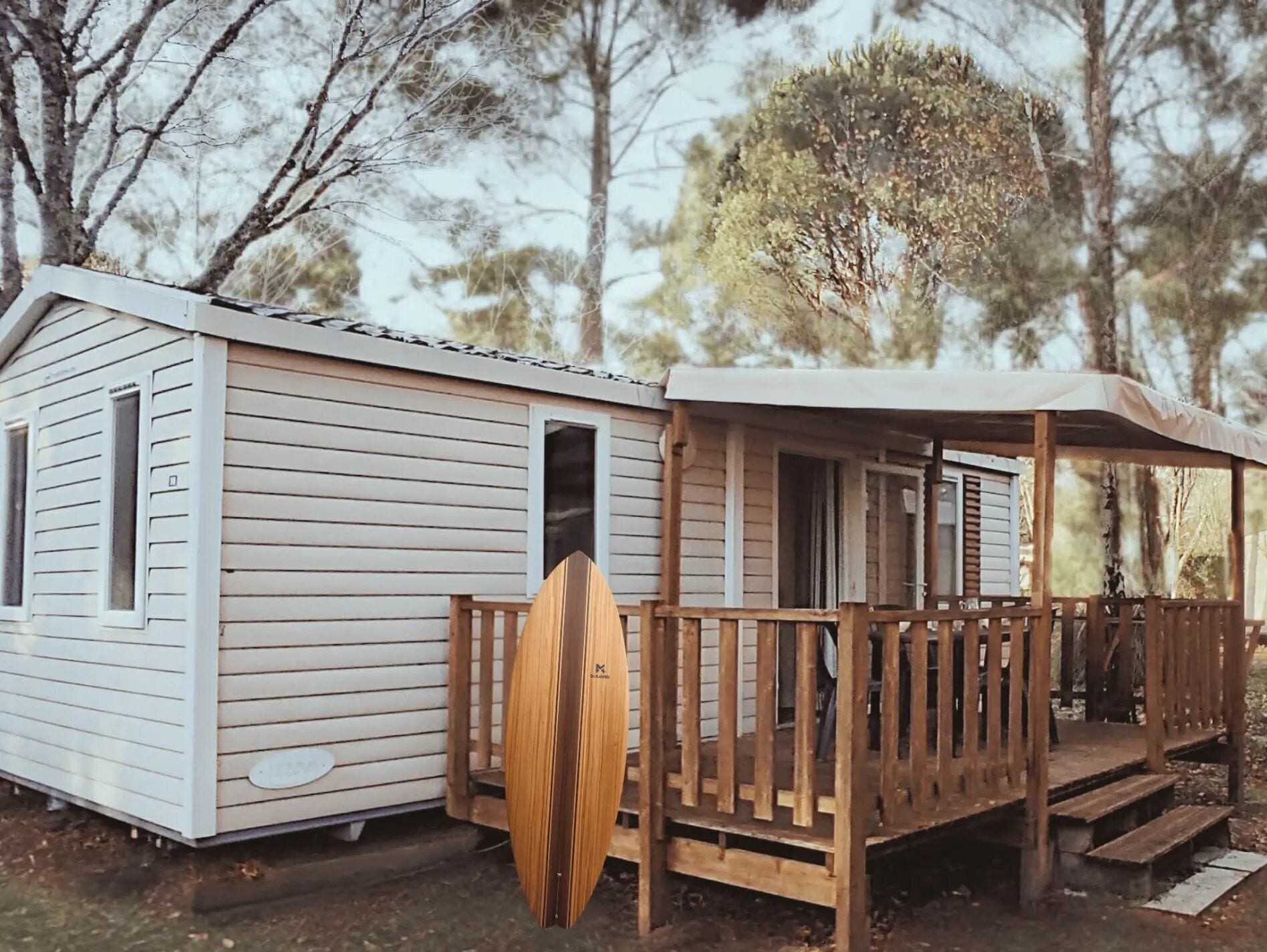 Una pequeña cabaña de madera con un porche y una sola ventana.