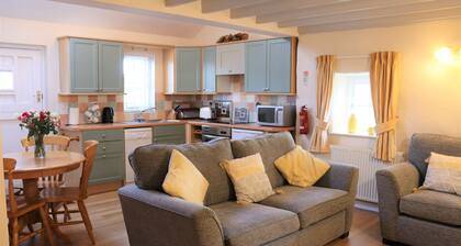 Gardeners Cottage - sleeps 4 guests in 1 bedroom