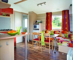 Kjøleskap og mikrobølgeovn