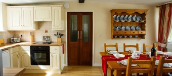 The Hen House, Portclew Cottages