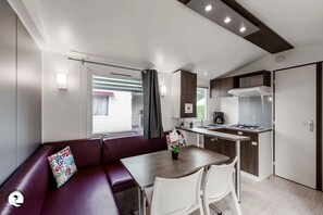 Unclassified image, 4 of 20, button