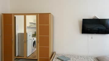 1 habitación, tabla de planchar con plancha, wifi y ropa de cama