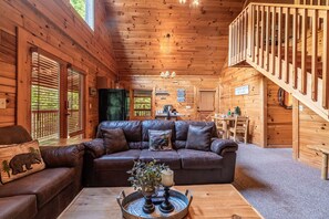 Cabaña, varias camas, hidromasaje | Área de sala de estar | Televisión de pantalla plana de 50 pulgadas con canales digitales 