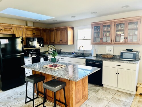 RIVER HOUSE. Cozy Maine home.  River view.  Minutes from ocean, lighthouses. 