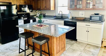 RIVER HOUSE. Cozy Maine home. River view. Minutes from ocean, lighthouses.