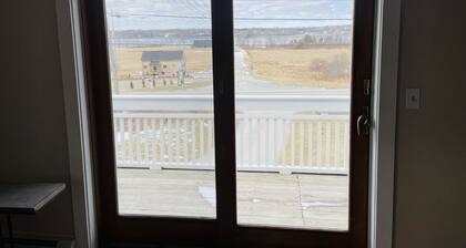 RIVER HOUSE. Cozy Maine home. River view. Minutes from ocean, lighthouses.
