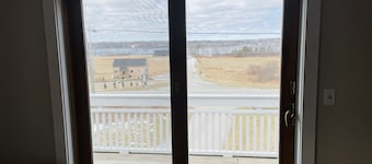 RIVER HOUSE. Cozy Maine home. River view. Minutes from ocean, lighthouses.