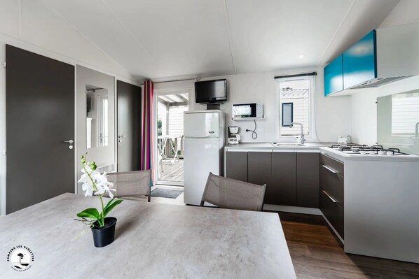 Refrigerador, microondas y parrilla de estufa 