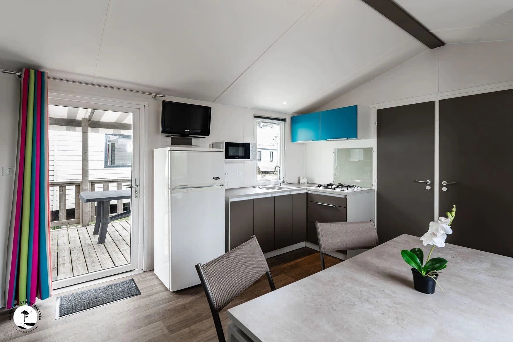 Refrigerador, microondas y parrilla de estufa 