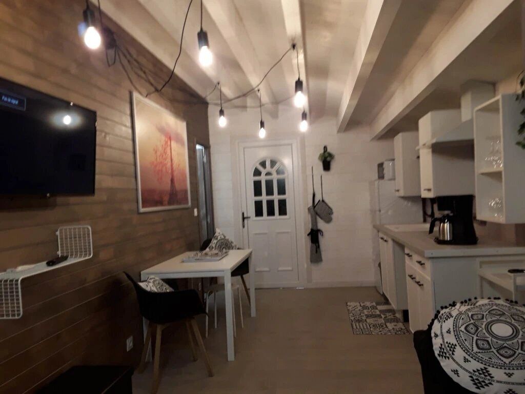 Réfrigérateur, micro-ondes, plaque de cuisson, lave-vaisselle