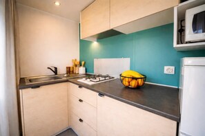 Geladeira, micro-ondas, cooktop, lava-louças