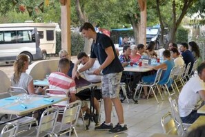 Guests can dine al fresco in a relaxed atmosphere.
