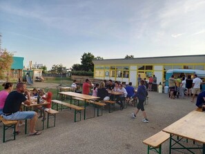 Outdoor dining - ZEcamping 3 étoiles piscine chauffée club enfant dog friendly (Ploemeur)