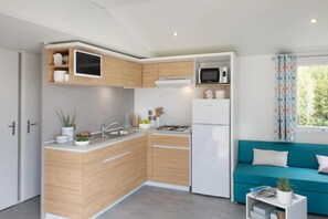 Kühlschrank, Mikrowelle, Herdplatte, Geschirrspüler