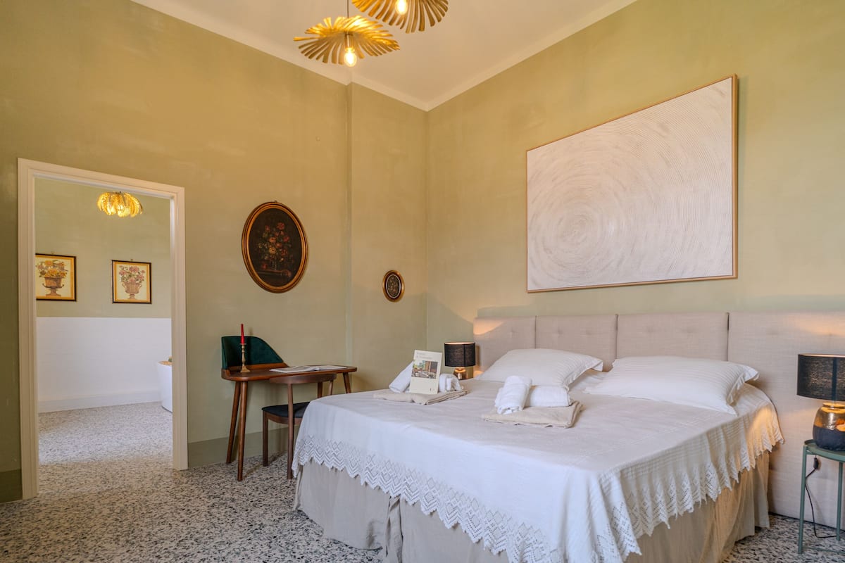 Chambre Double Deluxe, 1 très grand lit, vue colline