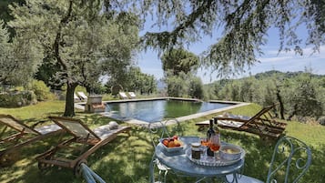 Piscine extérieure, chaises longues