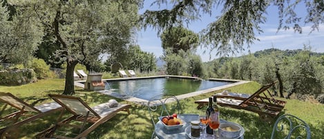 Piscine extérieure, chaises longues