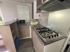 Refrigerador, microondas y parrilla de estufa 