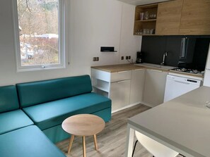 Een koelkast, een magnetron, een kookplaat, een vaatwasser