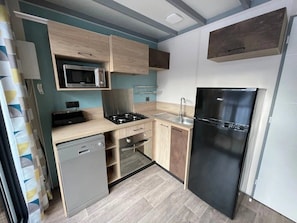 Kylskåp, mikrovågsugn, ugn och spishäll