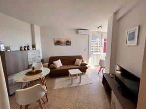 Living area - Cozy studio with AC and WiFi in adorable AN (AN)
