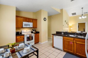 Fridge, microwave, oven, stovetop - 5 bed Villa with private pool, spa, games room and pond view! Disney nearby. (Davenport)