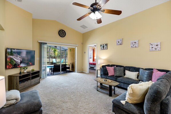 Smart TV, table football - 5 bed Villa with private pool, spa, games room and pond view! Disney nearby. (Davenport)